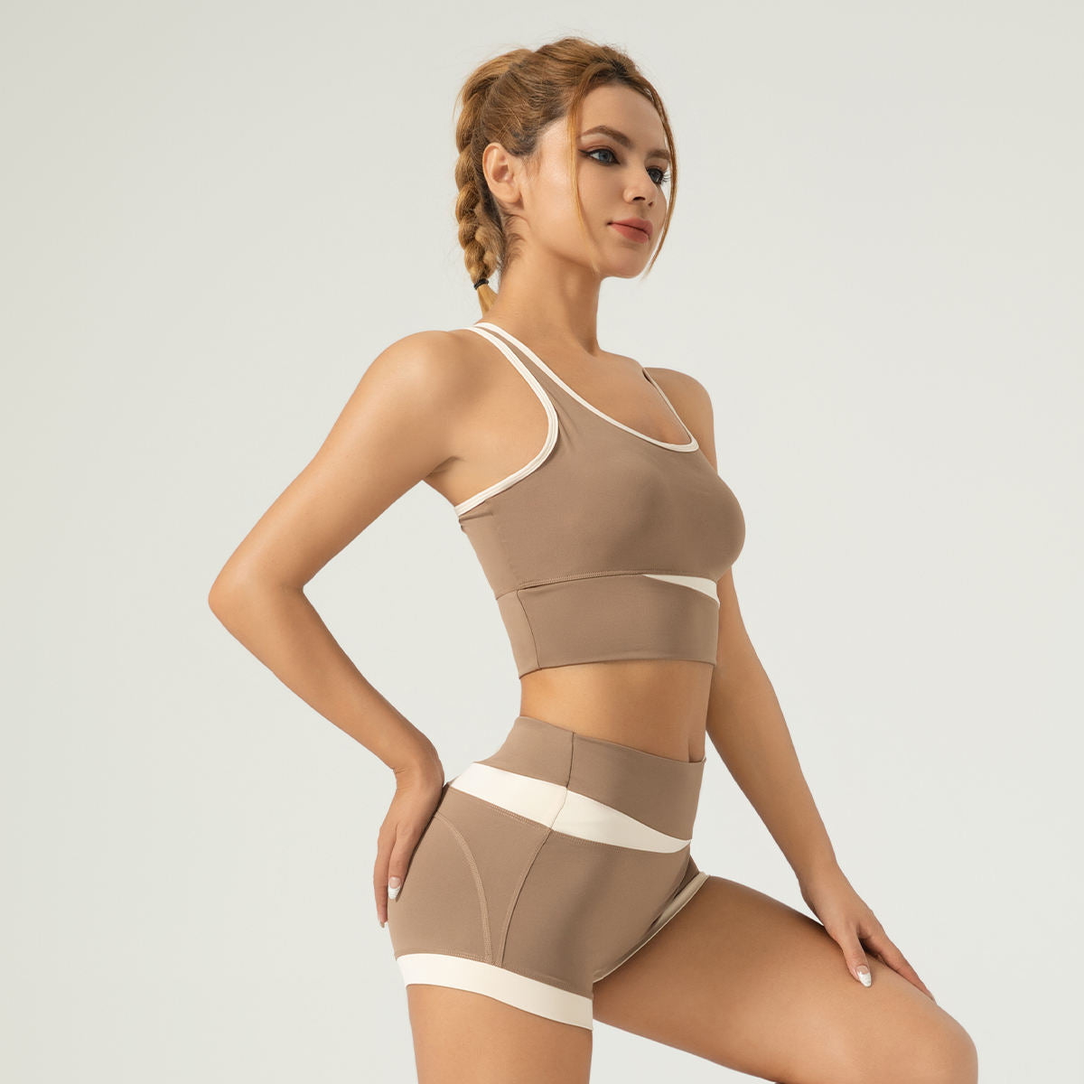 002 - BỘ ĐỒ TẬP NỮ BRA & QUẦN SHORT CẠP CAO – NÂU BE/ ĐEN TRẮNG PHỐI MÀU TINH TẾ