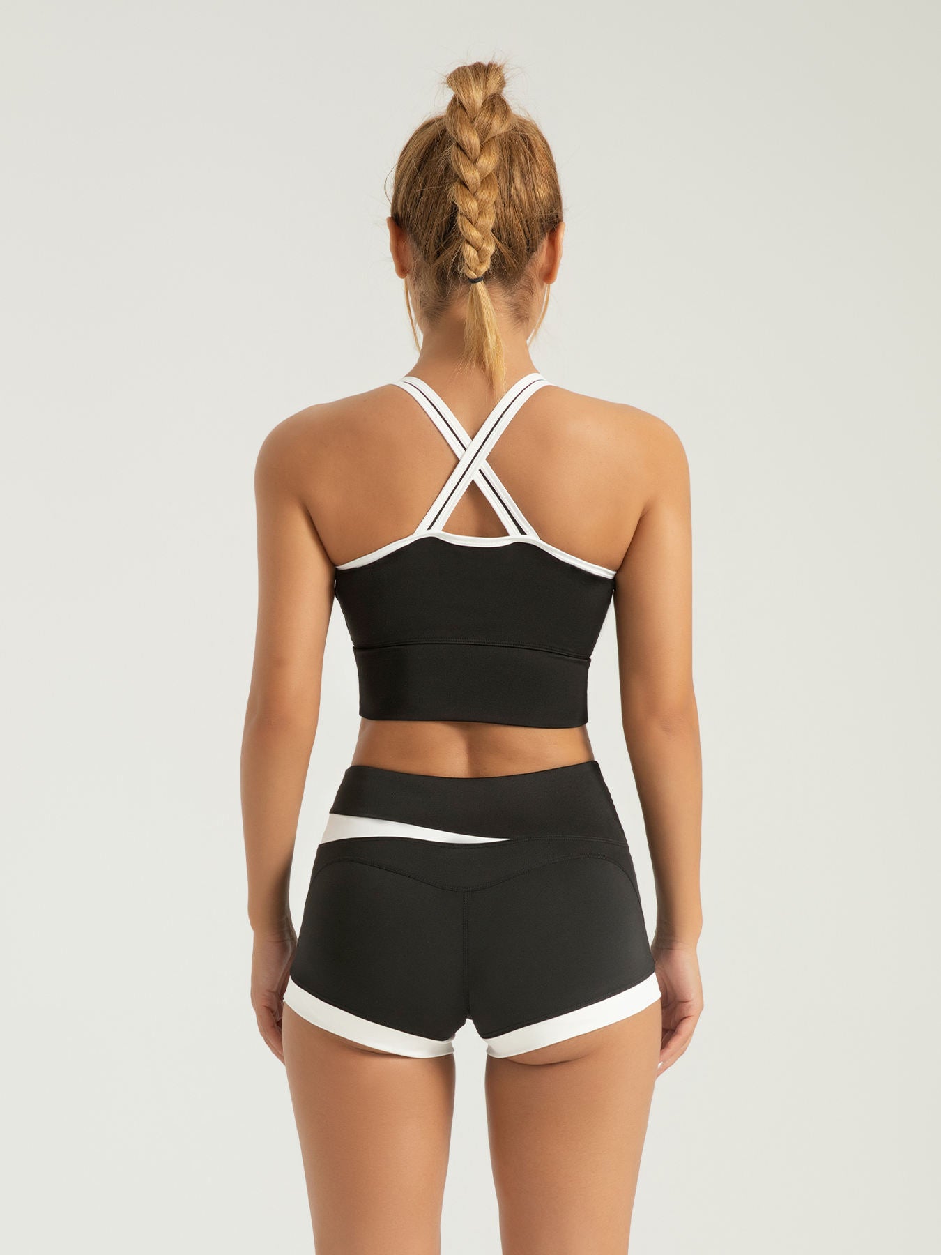 002 - BỘ ĐỒ TẬP NỮ BRA & QUẦN SHORT CẠP CAO – NÂU BE/ ĐEN TRẮNG PHỐI MÀU TINH TẾ