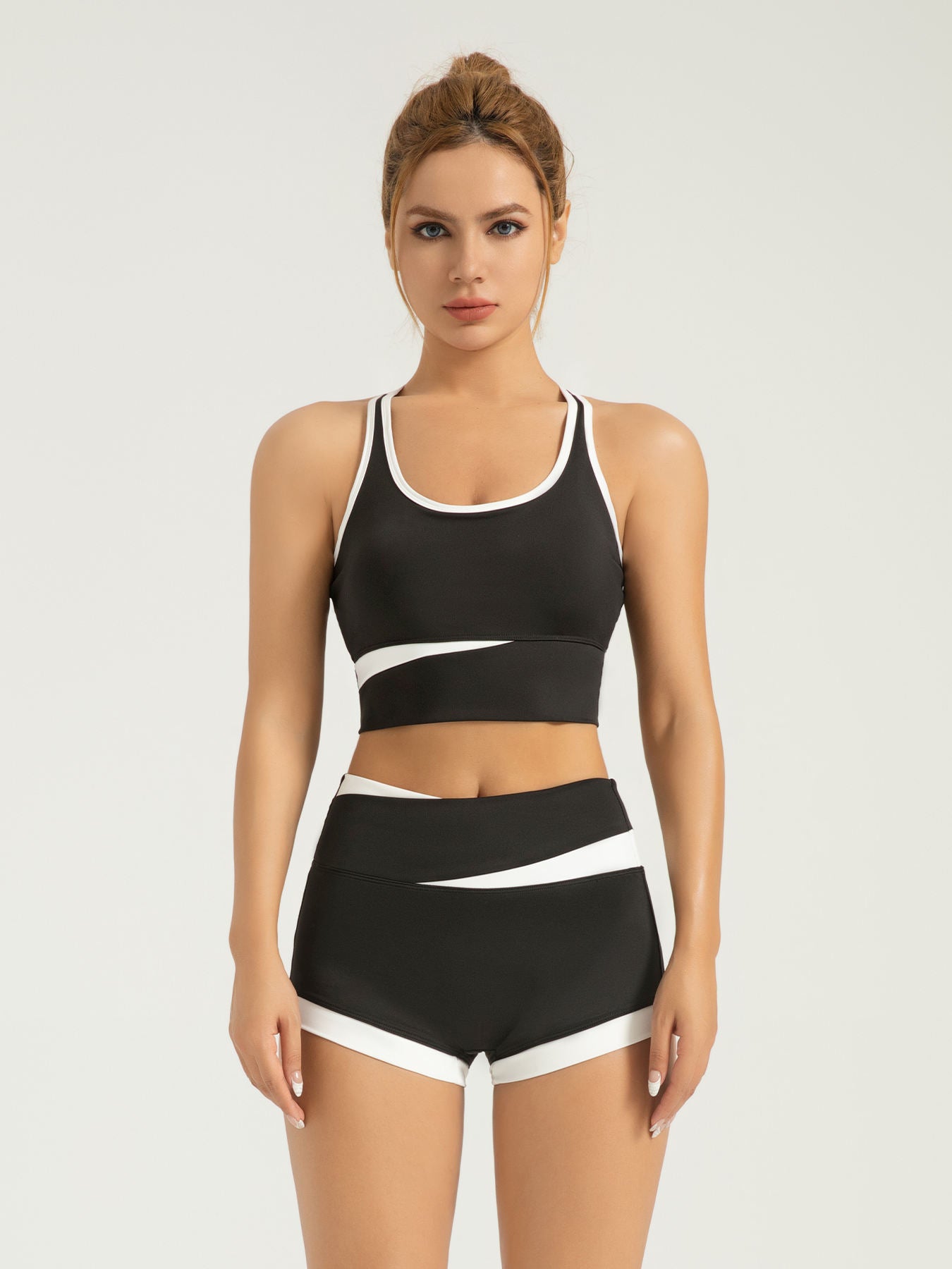 002 - BỘ ĐỒ TẬP NỮ BRA & QUẦN SHORT CẠP CAO – NÂU BE/ ĐEN TRẮNG PHỐI MÀU TINH TẾ