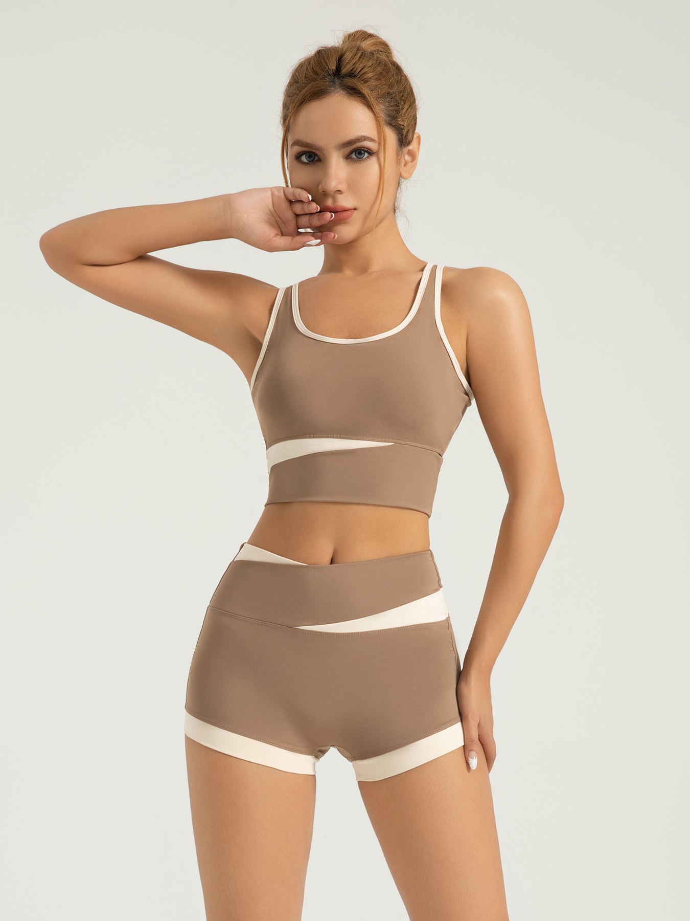 002 - BỘ ĐỒ TẬP NỮ BRA & QUẦN SHORT CẠP CAO – NÂU BE/ ĐEN TRẮNG PHỐI MÀU TINH TẾ